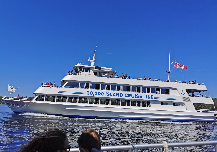 30,000 Island cruise from Parry Sound cruising along the water