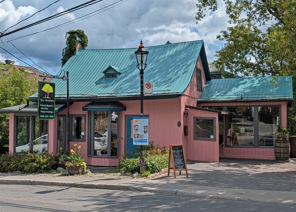 pink building in Saint-Sauveur that is an historic site